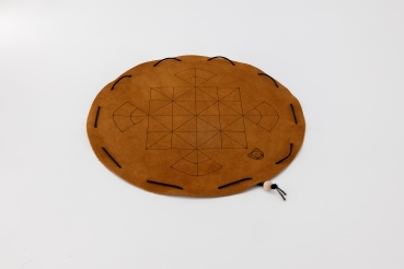 Preview: Kühe und Leoparden Preview: Kühe und Leoparden Brettspiel auf rundem, dunkelbraunem Spielfeld aus Leder