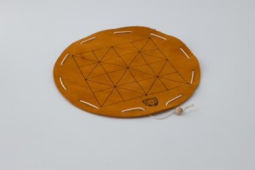 Preview: Alquerque Preview: historisches Brettspiel Alquerque auf hellbraunem rundem Leder