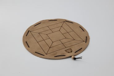 Preview: Armenische Mühle Preview: historisches Brettspiel armenische Mühle auf beigem rundem Spielfeld aus Leder ohne Spielsteine