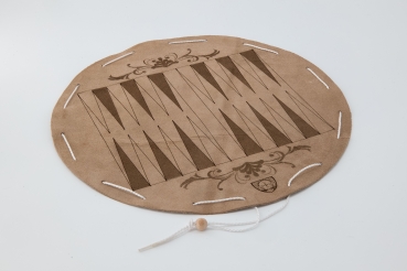 Preview: Backgammon Preview: backgammon spiel auf rundem, beigem Spielfeld aus Leder