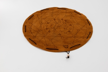 Preview: Barbacan Preview: Barbacan Spiel auf dunkelbraunem, runden Spielfeld auf Leder