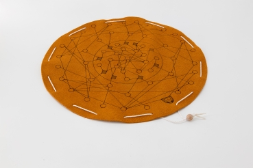 Preview: Barbacan Preview: Barbacan Spiel auf hellbraunem, runden Spielfeld auf Leder