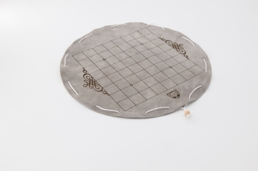 Preview: Go Preview: GO, japanisches Brettspiel auf rundem, grauem Spielfeld auf Leder