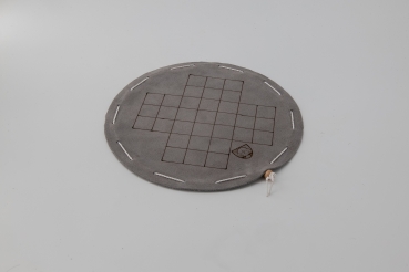 Preview: Fuchs und Gänse Preview: Fuchs und Gänse Brettspiel auf rundem grauem Spielfeld aus Leder