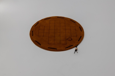 Preview: Fuchs und Gänse Preview: Fuchs und Gänse Brettspiel auf rundem dunkelbraunem Spielfeld aus Leder