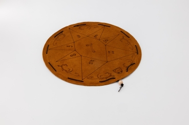 Preview: Glückshaus Preview: Gllückshaus Brettspiel auf dunkelbraunem,runden Spielfeld aus Leder