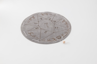 Preview: Glückshaus Preview: Gllückshaus Brettspiel auf grauem, runden Spielfeld aus Leder