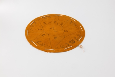 Preview: Glückshaus Preview: Gllückshaus Brettspiel auf hellbraunem,runden Spielfeld aus Leder