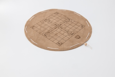 Preview: Hnefatafl, Tablut Preview: Hnefatafl oder tablut, auch Wickingerschach genannt Brettspiel auf rundem, beigem Spielfeld aus Leder