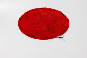 Preview: Hnefatafl, Tablut Preview: Hnefatafl oder tablut, auch Wickingerschach genannt Brettspiel auf rundem, rotem Spielfeld aus Leder