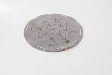 Preview: Kühe und Leoparden Preview: Kühe und Leoparden Brettspiel auf rundem, grauem Spielfeld aus Leder