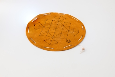 Preview: Kühe und Leoparden Preview: Kühe und Leoparden Brettspiel auf rundem, hellbraunem Spielfeld aus Leder