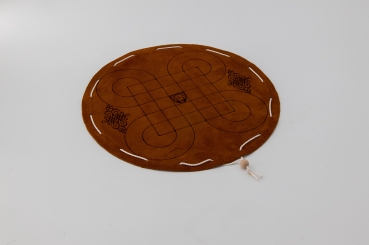 Preview: Surakarta Preview: Surakarta Brettspiel aus Indonesien auf rundem dunkelbraunem Spielfeld aus Leder