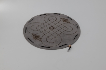 Preview: Surakarta Preview: Surakarta Brettspiel aus Indonesien auf rundem grauem Spielfeld aus Leder