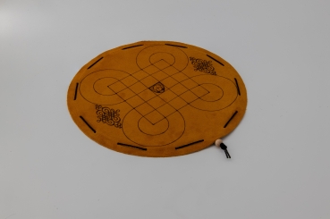 Preview: Surakarta Preview: Surakarta Brettspiel aus Indonesien auf rundem hellbraunem Spielfeld aus Leder